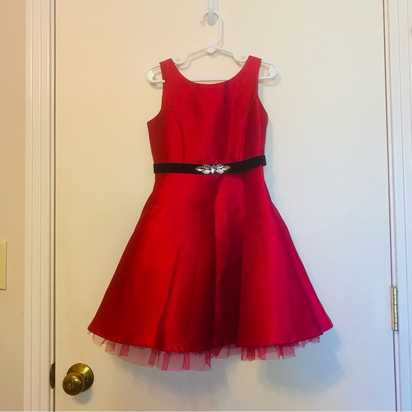 Zunie girls red dress with black tie belt with silver brooch. - Picture 8 of 8